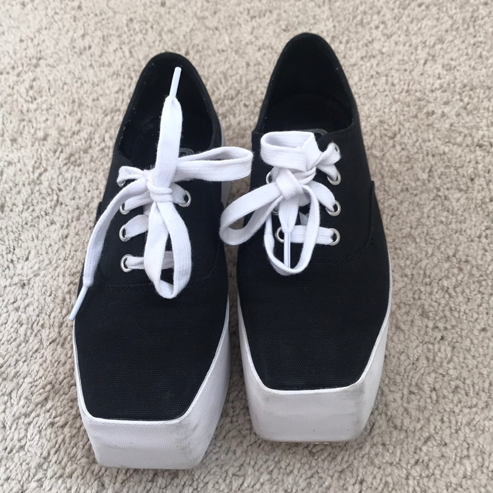 JC PLAY- square toe flat form sneakers